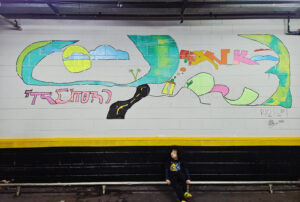 Dia do Orgulho Autista: jovem Rio Sora leva arte e inclusão para muro de São Paulo