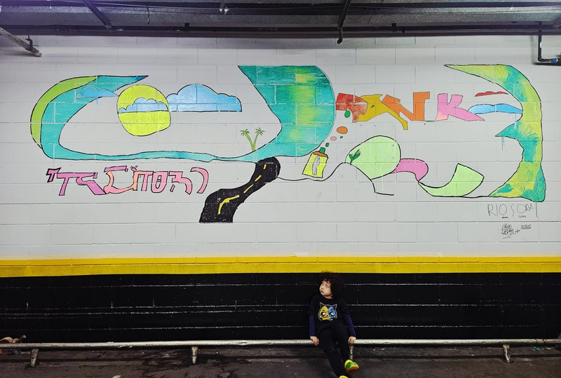 Dia do Orgulho Autista: jovem Rio Sora leva arte e inclusão para muro de São Paulo