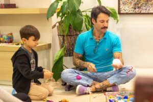 Ação com o Instituto Downlândiade e Vinicius Alves acontece no West Plaza e celebra a diversidade