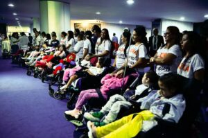 Famílias esperam por vidas de crianças infectadas com zika vírus