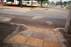 Estacionar em frente a rampa de acessibilidade não é infração de trânsito, aponta especialista