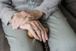Pneumonia em idosos: conheça as causas e riscos