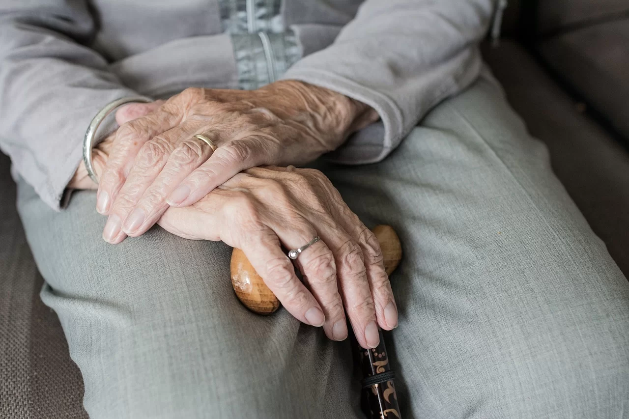 Pneumonia em idosos: conheça as causas e riscos