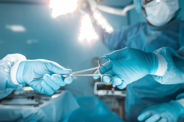Cirurgias de prótese avançam entre pacientes com menos de 65 anos