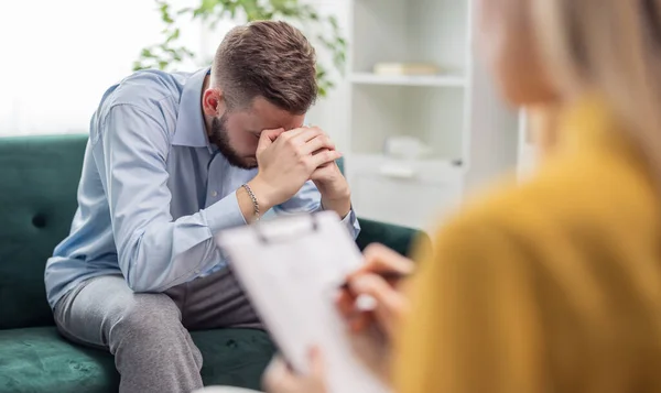 Saúde mental no trabalho: um compromisso que deve ir além das exigências legais  OPINIÃO - Por Filiphe Curvello e Yasmin Lopes