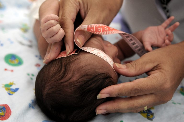 Geração Zika: 10 anos depois, os desafios das crianças afetadas pela microcefalia