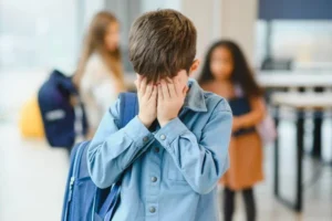 Educação inclusiva em crise: falta de vagas atinge estudantes com deficiência em Belo Horizonte