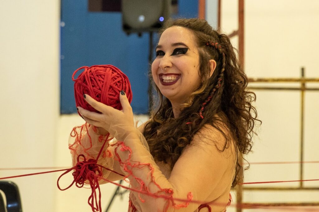 Isadora Ifanger ministra curso gratuito “Bordado como Ideias Táteis” no interior de SP
