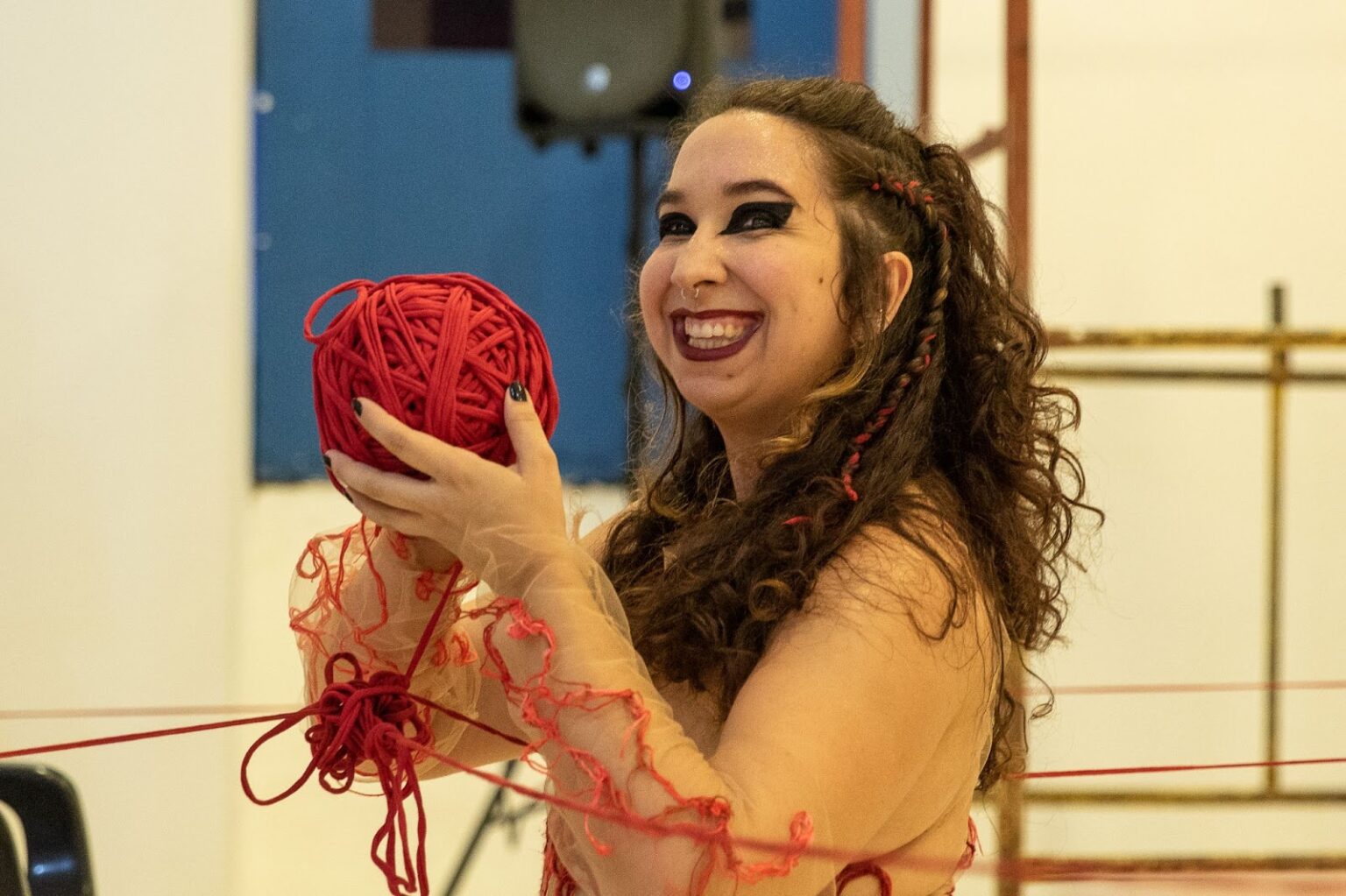 Isadora Ifanger ministra curso gratuito “Bordado como Ideias Táteis” no interior de SP
