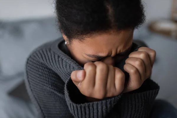 ‘Mesmo com sintomas debilitantes, ouvia que meu problema era psicológico’: desconhecimento sobre distonia atrasa diagnósticos