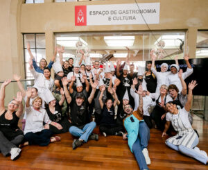 Aula de gastronomia une pais de filhos com síndrome de Down no Mercadão de SP