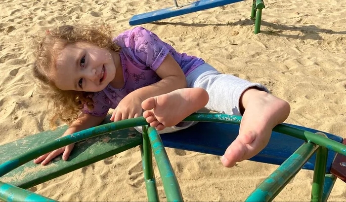 Condição rara leva família de Curitiba à China em busca de cirurgia para a filha de 4 anos