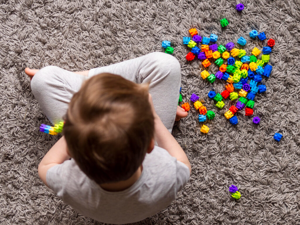 Sinais consistentes de autismo podem ser identificados em crianças a partir dos 16 meses