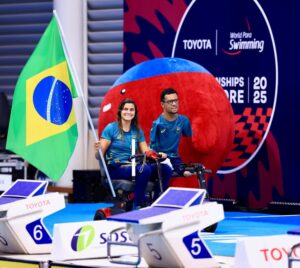 Carol Santiago e Alessandra Oliveira colocam o Brasil no alto do pódio na abertura do Mundial de Natação Paralímpica
