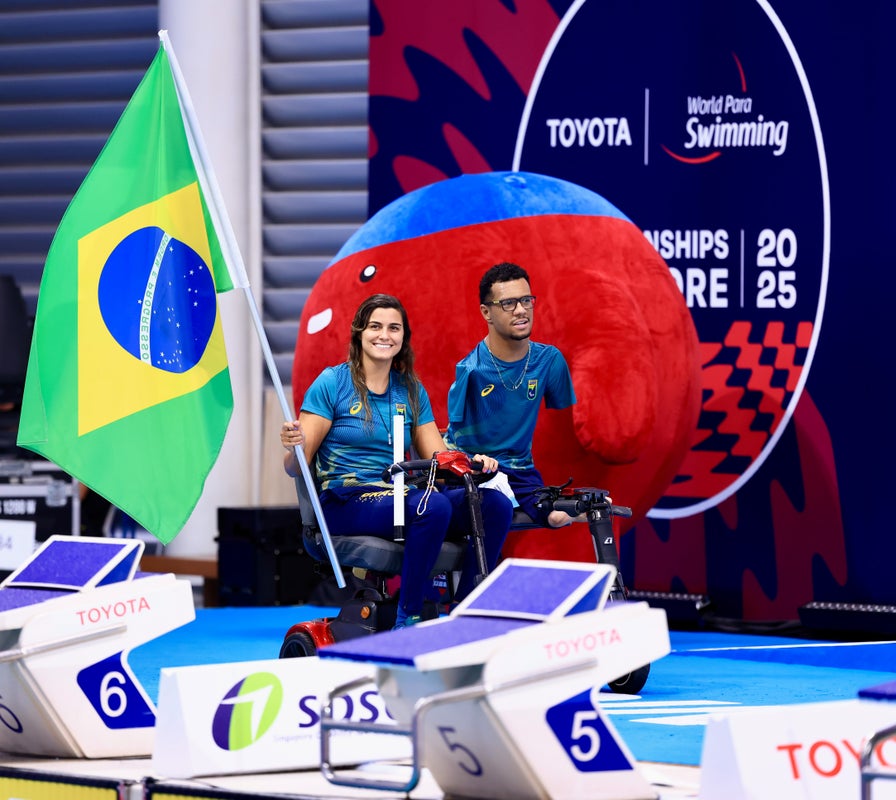 Carol Santiago e Alessandra Oliveira colocam o Brasil no alto do pódio na abertura do Mundial de Natação Paralímpica