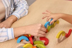 Declaração de Trump liga Tylenol ao autismo; especialista comenta riscos da desinformação