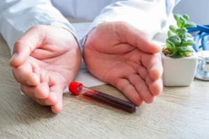 Leucemia Mieloide Crônica: o que é, quais são os sintomas e como os avanços no tratamento mudaram a vida de milhares de pessoas