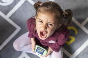 Pesquisa mostra que 57% dos cuidadores têm dificuldade em lidar com momentos emocionais de crianças autistas