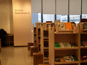 Sesc Pinheiros inaugura novo espaço de Biblioteca com acervo diverso e atividades culturais 