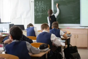 Autistas Brasil alerta para riscos de retrocesso na educação inclusiva com novo decreto do MEC