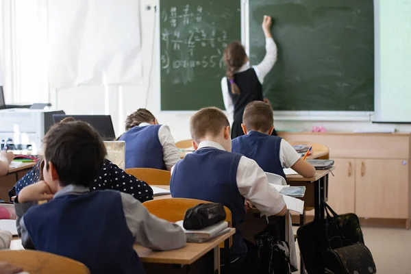 Autistas Brasil alerta para riscos de retrocesso na educação inclusiva com novo decreto do MEC