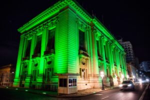 Monumentos recebem iluminação especial em apoio à campanha de conscientização à acondroplasia