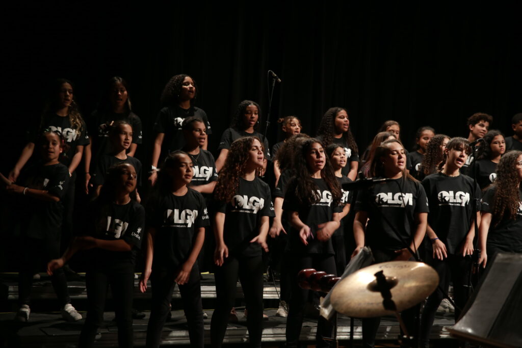 A celebração da diversidade no palco: diferentes gerações, origens e corpos se encontram em Concerto gratuito
