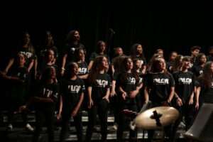 A celebração da diversidade no palco: diferentes gerações, origens e corpos se encontram em Concerto gratuito