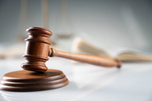 Montador que perdeu a mão em acidente de trabalho receberá prótese, pensão e indenização