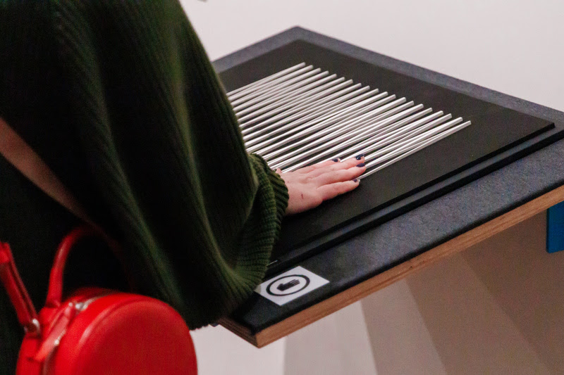 Acervo do MAM realiza visita multissensorial em português e Libras na Biblioteca Mário de Andrade em SP