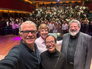 Professor Cortella, Bernardinho e Dra. Ana Claudia Arantes lotam teatro em noite beneficente