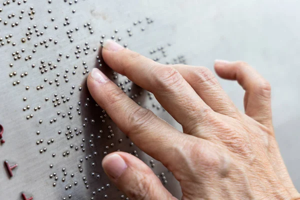 Ler com as mãos, incluir com intenção: o papel do Braille na construção de uma Literatura Acessível - OPINIÃO - Por Carina Alves
