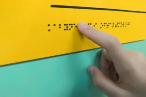 Estudo revela predominância de condições pessoas com deficiências físicas e visuais no mercado de trabalho