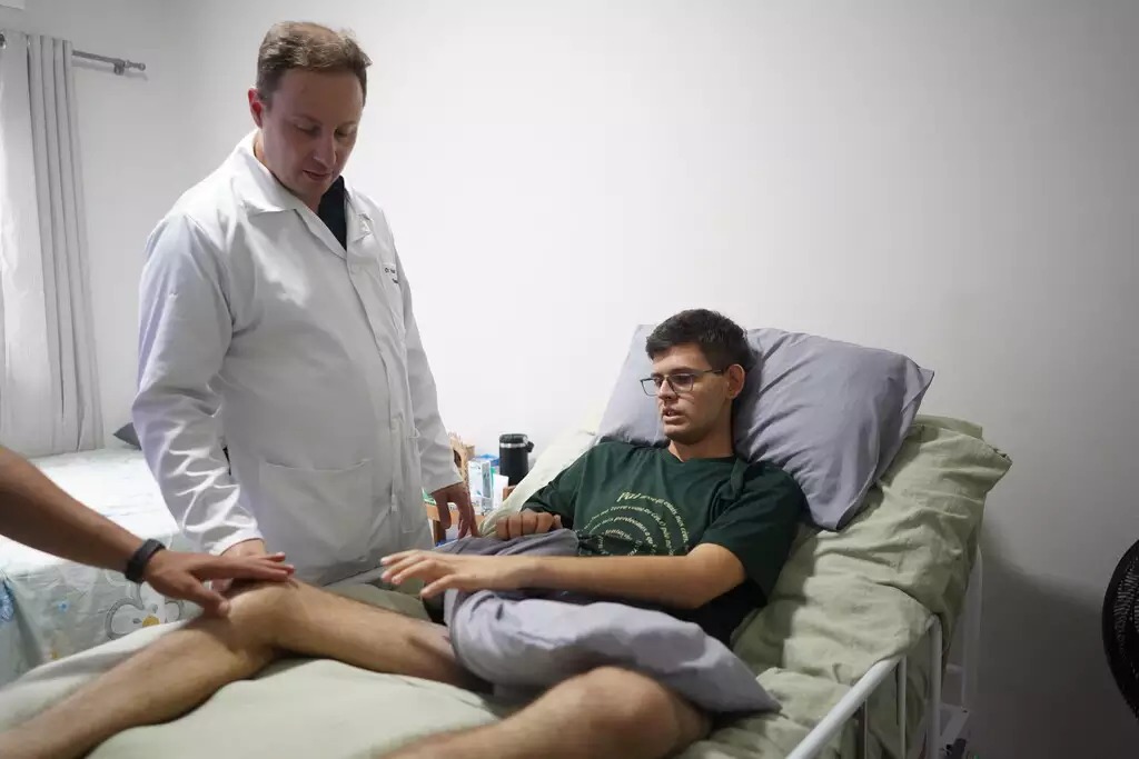 Jovem tetraplégico que recebeu polilaminina sente reações na perna após poucos dias da cirurgia determinada pela Justiça