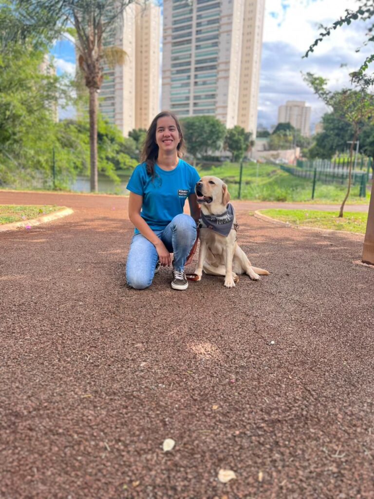 Autonomia com quatro patas: o impacto transformador de um cão-guia na vida de uma pessoa com deficiência visual