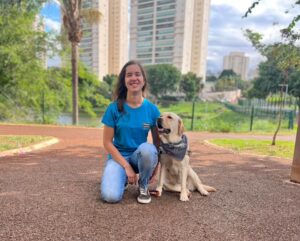 Autonomia com quatro patas: o impacto transformador de um cão-guia na vida de uma pessoa com deficiência visual