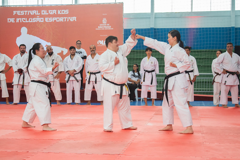 Festival na Zona Leste de São Paulo reúne mil atletas com e sem deficiência em torneio participativo de artes marciais