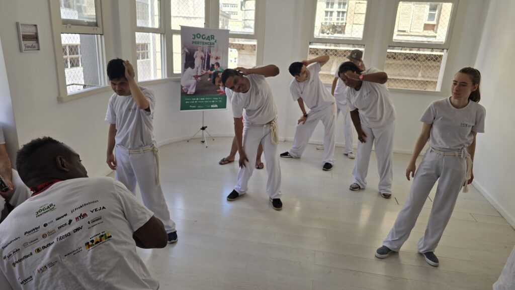 Inclusão pelo esporte com dedução no IR: projeto promove aulas de capoeira e futebol para pessoas com deficiência intelectual.