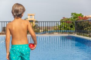 Férias exigem atenção redobrada à segurança aquática de crianças com TEA