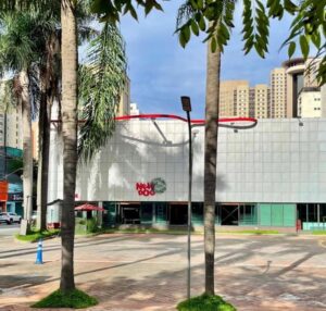 Hamburgueria em SP oferece atendimento acessível em Libras