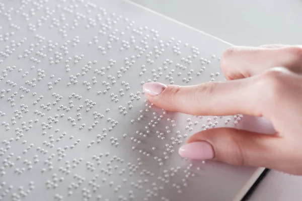 No Dia Mundial do Braille, a Fundação Dorina Nowill para Cegos destaca a Linha Braille como tecnologia assistiva essencial para inclusão e autonomia
