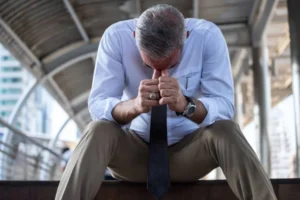 Pedidos de demissão disparam após as festas e colocam saúde emocional no centro da estratégia das empresas