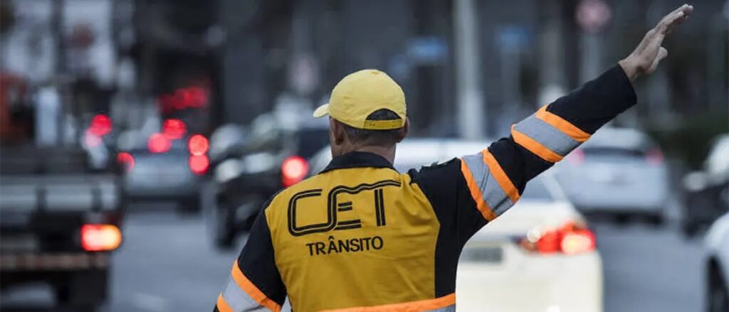 Atraso no pagamento do licenciamento gera remoção do veículo, multa e infração gravíssima com 7 pontos na CNH