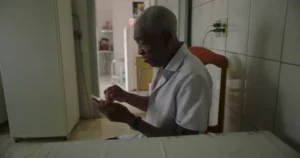 Enquanto instituições realizam empréstimos consignados fraudulentos, beneficiários do INSS esperam por dias para desbloquear novas autorizações