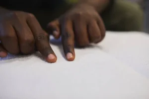 Para Laramara, volta às aulas reacende o debate sobre inclusão de crianças com deficiência visual nas escolas