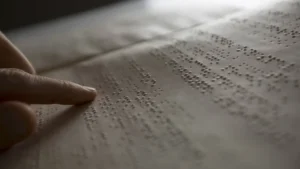 Dirigentes do MEC devem justificar aos parlamentares atraso na entrega de livros em braille e aditivos recentes de contratos para a confecção dos materiais