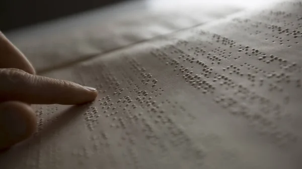 Dirigentes do MEC devem justificar aos parlamentares atraso na entrega de livros em braille e aditivos recentes de contratos para a confecção dos materiais