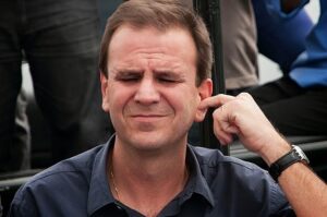 Prefeito do Rio de Janeiro usa bengala, óculos escuros e 'zomba' de pessoas com deficiência visual