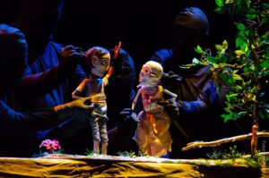 Espetáculo O Pescador e a Mulher-Esqueleto, feito com bonecos, realiza apresentações em instituições para pessoas cegas e escolas públicas 