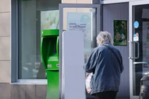 Instituições bancárias do DF devem disponibilizar funcionário exclusivo para idosos